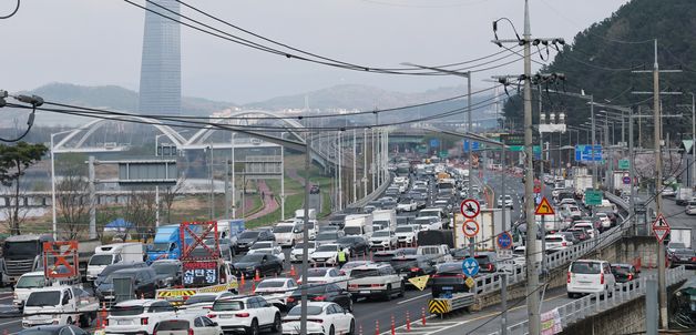 대전 원촌육교 통제로 차량 정체