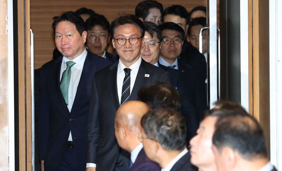 상공의 날 기념식 참석하는 김민석 총리와 최태원 회장