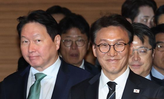 상공의 날 기념식 참석하는 김민석 총리와 최태원 회장