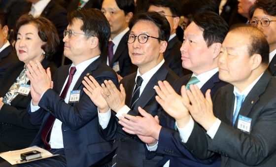 상공의 날 기념식 참석한 김민석 총리와 최태원 회장