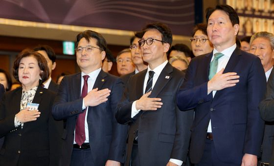 국민의례하는 김민석 총리와 최태원 회장