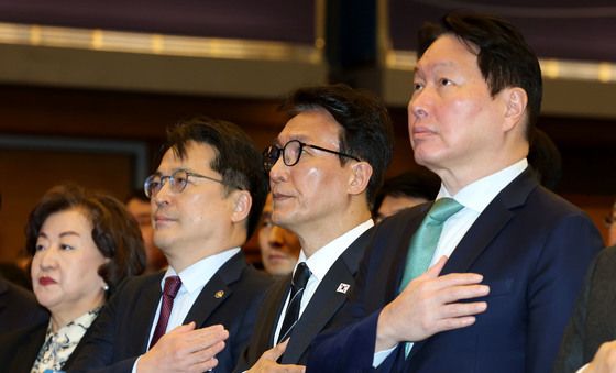 상공의 날 기념식 참석한 김민석 총리와 최태원 회장