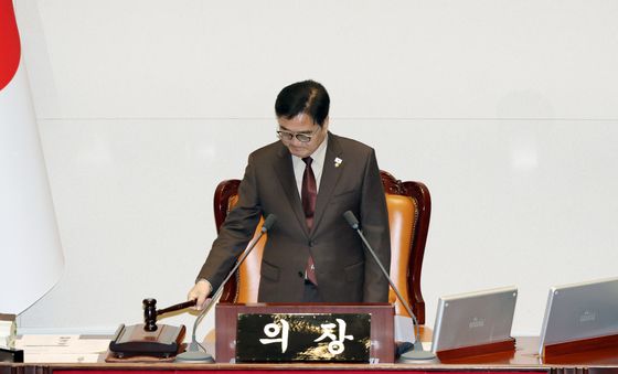 의사봉 두드리는 우원식 의장