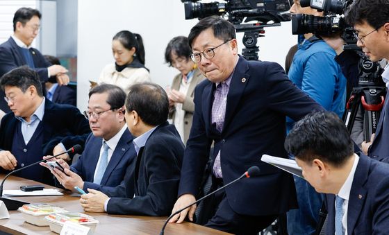 중동전쟁 대응 회의 참석하는 의협 상근부회장