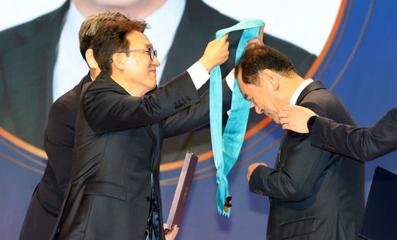 금탑산업훈장 수여하는 김민석 총리