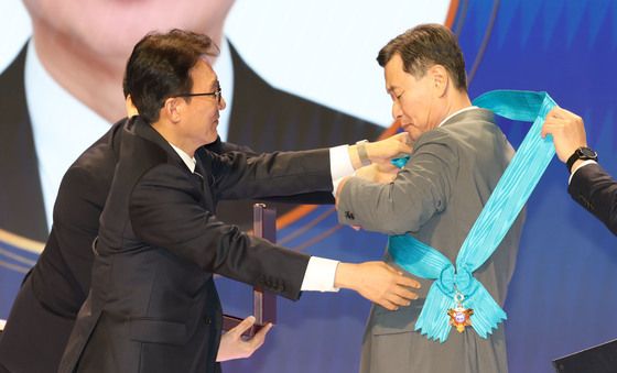 금탑산업훈장 수여하는 김민석 총리