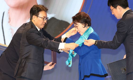 금탑산업훈장 수여하는 김민석 총리