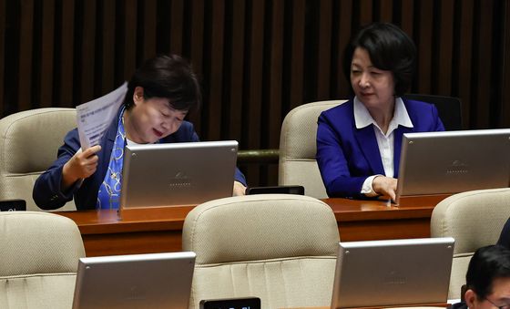 추미애 의원과 대화 나누는 서영교 의원