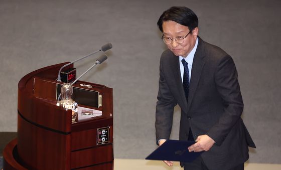 인사하는 권칠승 행안위원장