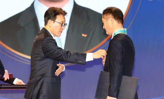 은탑산업훈장 수여하는 김민석 총리