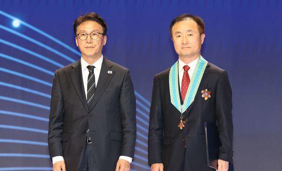 은탑산업훈장 수여받은 송현종 에스케이하이닉스 사장