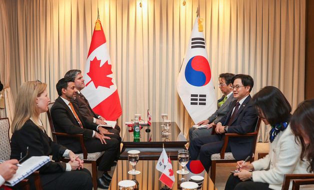 캐나다 국제통상부 장관 면담하는 김정관 장관