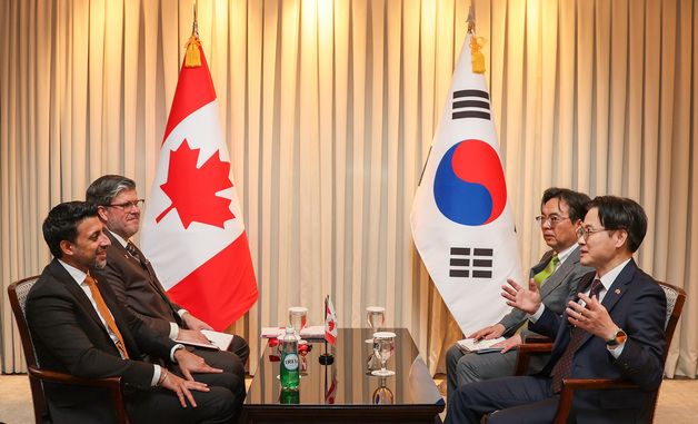 캐나다 국제통상부 장관 면담하는 김정관 산업부 장관