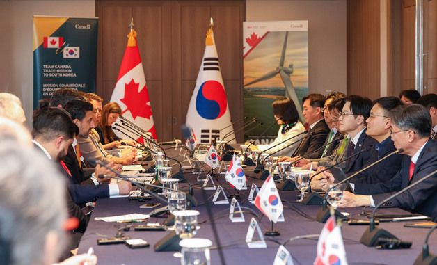 캐나다 국제통상부 장관 발언 경청하는 김정관 장관