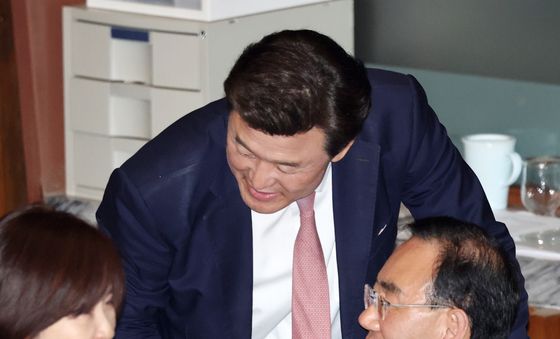 의원들과 대화 나누는 주호영 의원