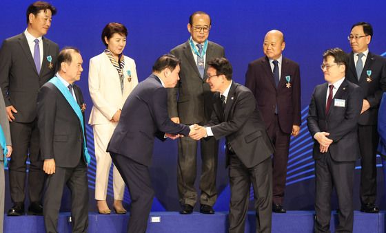 손잡은 김민석 총리와 최태원 대한상의 회장