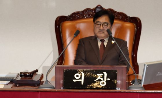 미소 짓는 서영교 신임 법사위원장