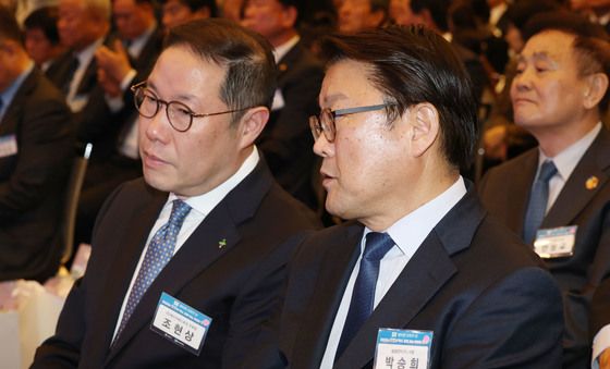 대화하는 박승희 사장과 조현상 부회장