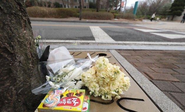 울산 아파트 초등생 사망 사고 추모하는 조화와 과자