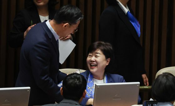 정성호 법무부 장관과 인사 나누는 서영교 의원