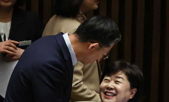 정성호 법무부 장관과 인사 나누는 서영교 의원