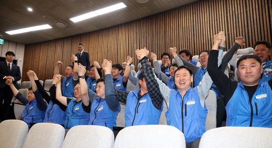 '노동절이 법정 공휴일' 국회 본회의 통과에 환호