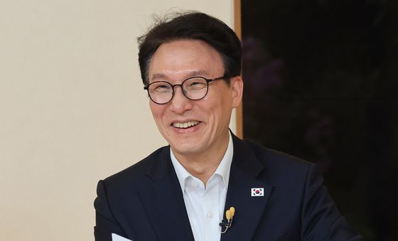 환하게 웃는 김민석 총리