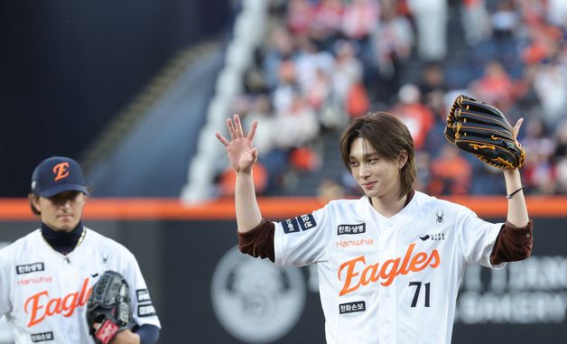 인사하는 피원하모니 테오