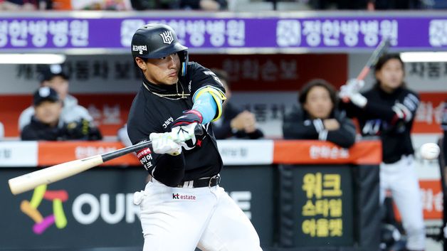 타격하는 안현민