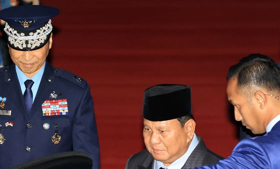 차량에 탑승하는 프라보워 수비안토 인도네시아 대통령