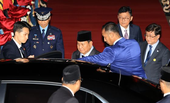 차량에 탑승하는 프라보워 수비안토 인도네시아 대통령