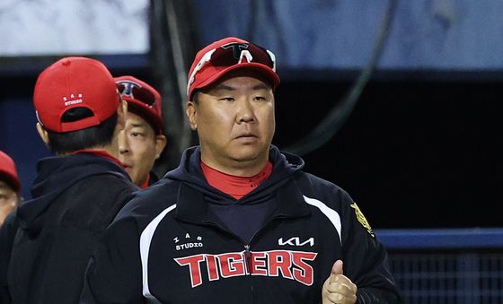 꽃감독, 천신만고 끝 첫승 신고