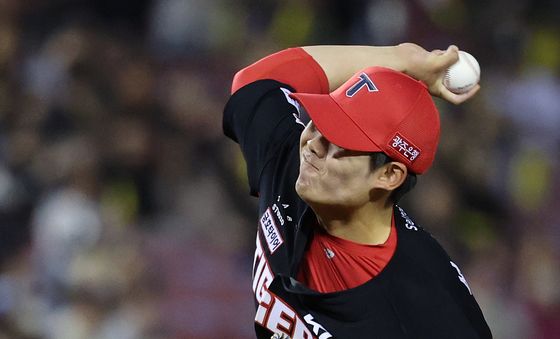 이 악물고 던지는 성영탁