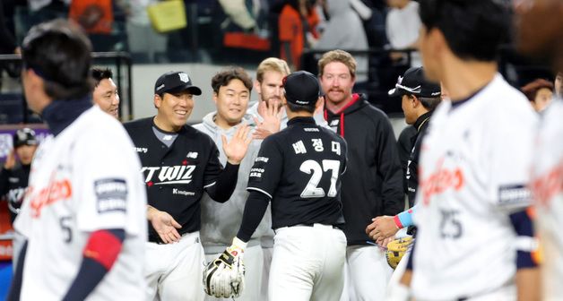 시즌 개막 3연승 자축하는 KT위즈