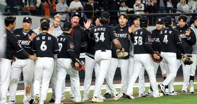 시즌 개막 3연승 자축하는 KT위즈