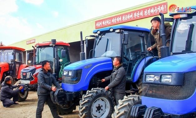 北 낙랑구역 송남농장 "올해 농사 다수확 위해 트랙터 정비"