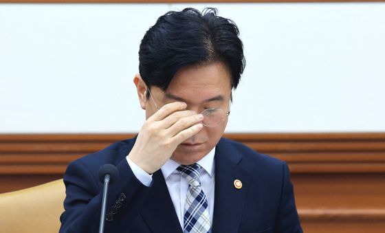 노동조합법 시행 관련 관계장관회의 참석한 김영훈 장관