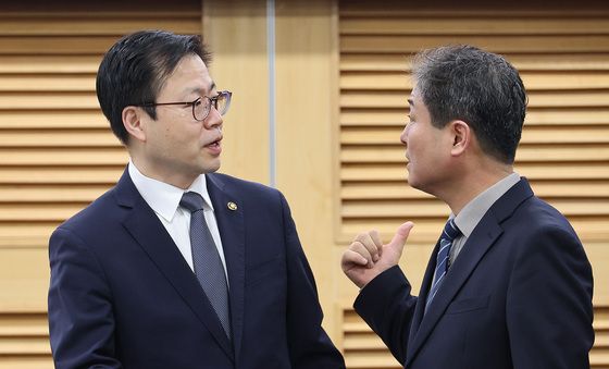 대화하는 김영배·여한구