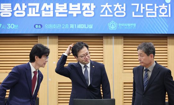 한미 관세 간담회 대화하는 여한구 본부장