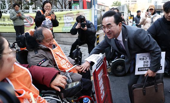 전장연 활동가들과 인사 나누는 박홍근 후보자