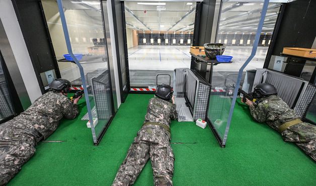 실내사격하는 예비군들