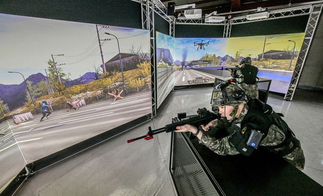 VR 영상모의 사격훈련하는 예비군들