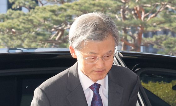 출근하는 조희대 대법원장