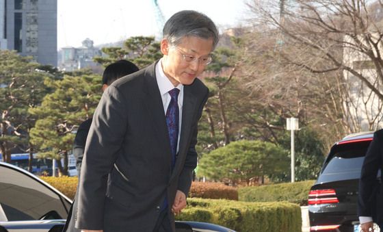 출근하는 조희대 대법원장