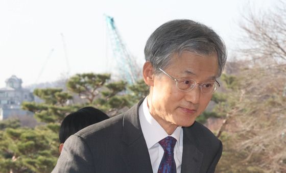 출근하는 조희대 대법원장