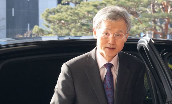 출근하는 조희대 대법원장