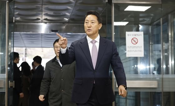 '명태균 여론조사비 대납' 의혹 오세훈 시장 첫 공판 출석