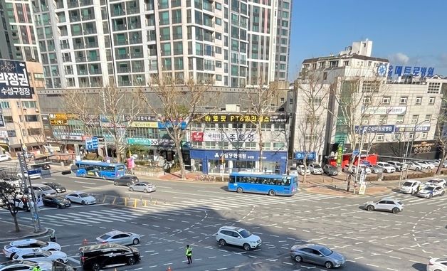 대구 만촌네거리 천공기 전도 사고…3명 부상