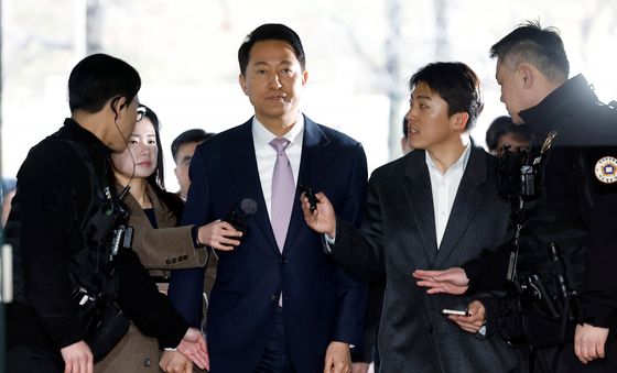 취재진 질문공세 받으며 법정 향하는 오세훈 시장