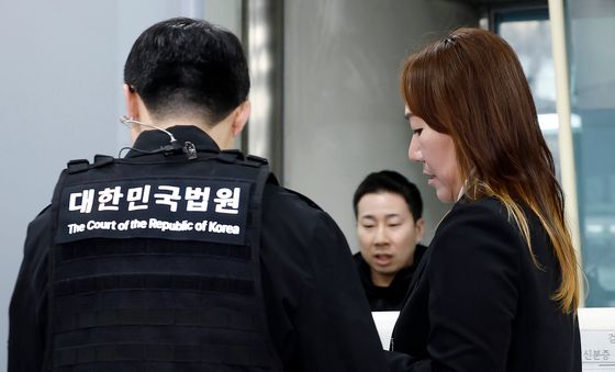 법정 향하는 강혜경 씨